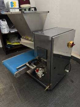 Dispensador monodosis VONIN C3 Pro con 3 boquillas para bombones y caramelos rellenos.