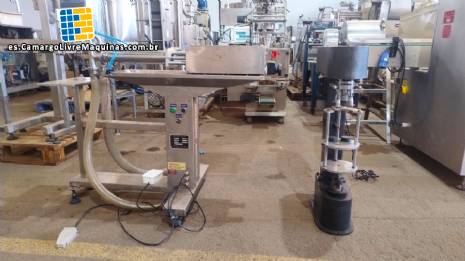 M�quina llenadora con 2 boquillas para l�quidos y enroscador de tap�n pilfer