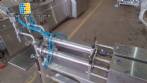 M�quina llenadora con 2 boquillas para l�quidos y enroscador de tap�n pilfer