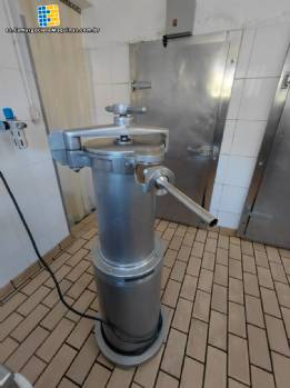 Embutidora neum�tica de salchichas de acero inoxidable, de 150 a 300 kg por hora, KLAINOX