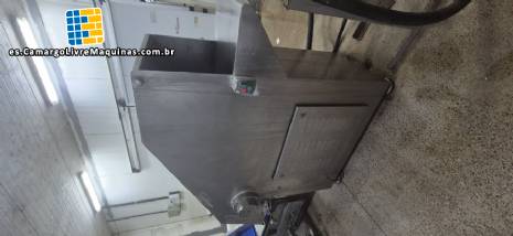Cortadora/rompedora de bloques de carne Ibrasmak con picadora Simetria y cinta transportadora.