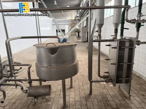 Tanque encamisado de acero inoxidable.  Con intercambiador de calor y bomba centr�fuga.