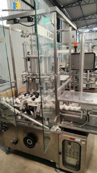 M�quina de llenado rotativa de acero inoxidable para l�quidos IMA F540, 24.000 botellas por hora.
