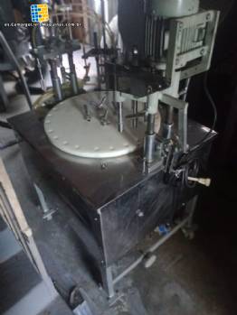 M�quina rotativa de llenado de l�quidos Erli con 4 pistones, 14.400 unidades por hora.