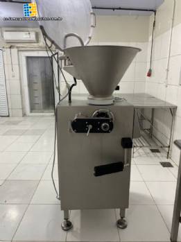 Embutidora continua al vac�o de acero inoxidable, 2000 kg/h, para brochetas de salchichas Vemag.