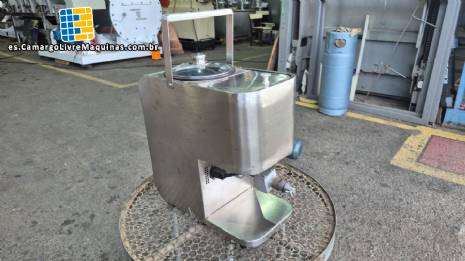 Prensa semiautom�tica de sobremesa para la extracci�n de aceite vegetal, con capacidad de hasta 18 kg por hora.