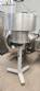Enroscadora de botellas y tarros con sistema automtico de alimentacin de tapones