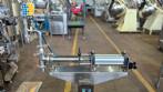 M�quina semiautom�tica de llenado de l�quidos de acero inoxidable con 1 boquilla.