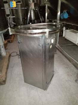 Mesa acumuladora de botellas y productos