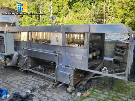 Línea de llenado para garrafas de 10 y 20 litros con máquina de llenado y lavadora/enjuagadora. Línea de llenado para garrafas de 10 y 20 litros con máquina de llenado y lavadora/enjuagadora.