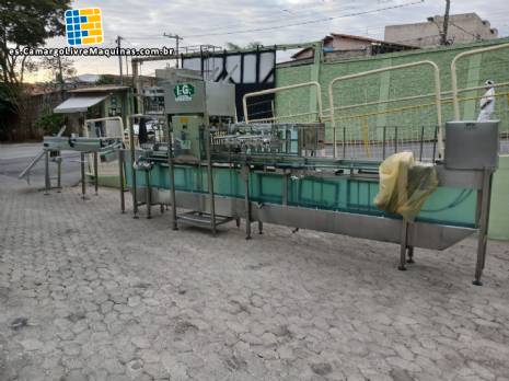 Llenadora lineal automática de 6 boquillas con enjuagadora y tapadora. Capacidad: 1800 botellas por hora. Llenadora lineal automática de 6 boquillas con enjuagadora y tapadora. Capacidad: 1800 botellas por hora.